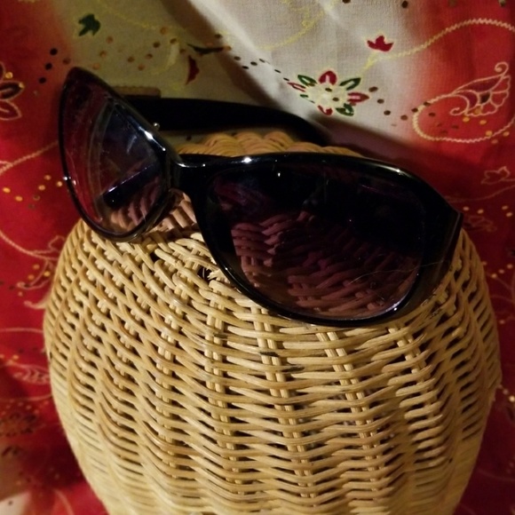 Black Wide Frame Sunglasses - Picture 4 of 6